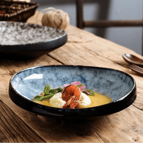 Assiette Céramique Noire Horizon Maison Deleurde, vue rapprochée de la forme et de la finition