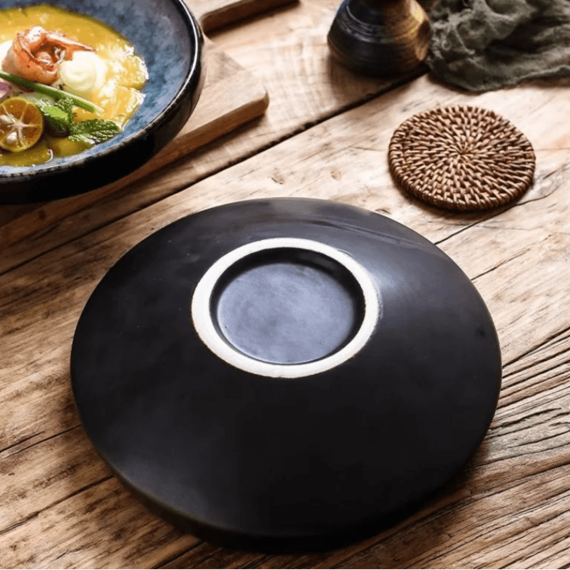 Assiette Céramique Noire Horizon Maison Deleurde, vue rapprochée de la forme et de la finition