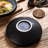 Assiette Céramique Noire Horizon Maison Deleurde, vue rapprochée de la forme et de la finition