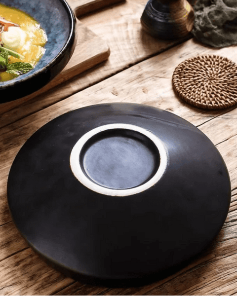 Assiette Céramique Noire Horizon Maison Deleurde, vue rapprochée de la forme et de la finition