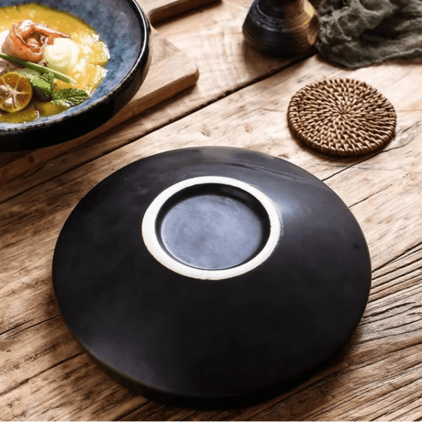 Assiette Céramique Noire Horizon Maison Deleurde, vue rapprochée de la forme et de la finition