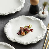 Assiette en céramique Rivage Maison Deleurde, bord irrégulier au relief minéral