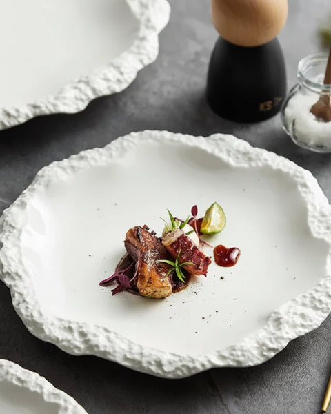 Assiette en céramique Rivage Maison Deleurde, bord irrégulier au relief minéral