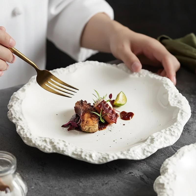 Assiette en céramique Rivage Maison Deleurde, vue détaillée de la forme et de la finition