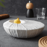 Assiette Céramique Creuse Lotus Maison Deleurde, vue rapprochée de la forme et de la finition