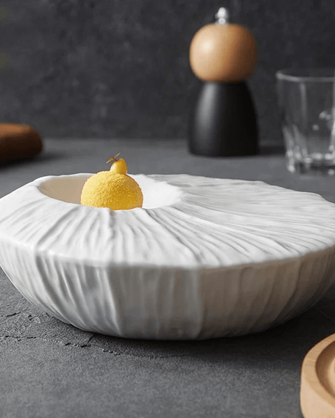 Assiette Céramique Creuse Lotus Maison Deleurde, vue rapprochée de la forme et de la finition