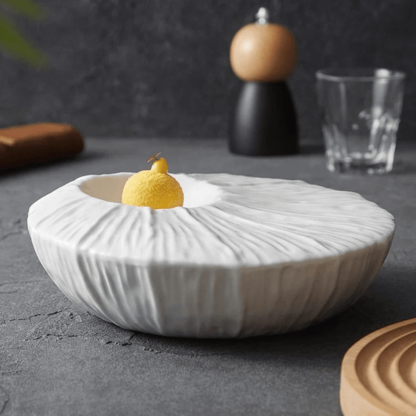 Assiette Céramique Creuse Lotus Maison Deleurde, vue rapprochée de la forme et de la finition
