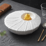 Assiette Céramique Creuse Lotus Maison Deleurde, vue rapprochée de la forme et de la finition