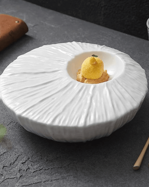 Assiette Céramique Creuse Lotus Maison Deleurde, vue rapprochée de la forme et de la finition