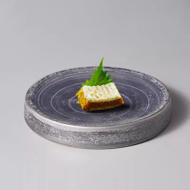 Assiette Céramique Brillante Scoot Maison Deleurde, vue rapprochée de la forme et de la finition