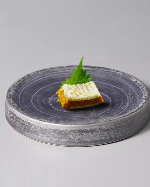 Assiette Céramique Brillante Scoot Maison Deleurde, vue rapprochée de la forme et de la finition