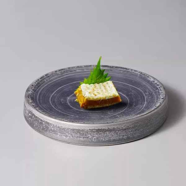 Assiette Céramique Brillante Scoot Maison Deleurde, vue rapprochée de la forme et de la finition