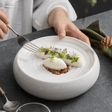 Assiette Céramique Ronde Sleek Maison Deleurde avec dressage gastronomique