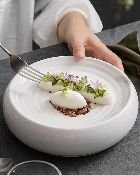 Assiette Céramique Ronde Sleek Maison Deleurde avec dressage gastronomique