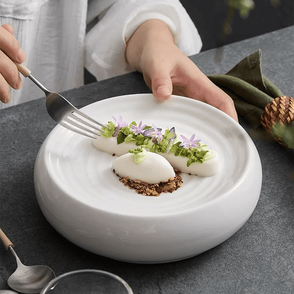 Assiette Céramique Ronde Sleek Maison Deleurde avec dressage gastronomique