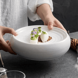 Assiette Céramique Ronde Sleek Maison Deleurde avec dressage gastronomique