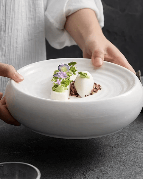 Assiette Céramique Ronde Sleek Maison Deleurde avec dressage gastronomique