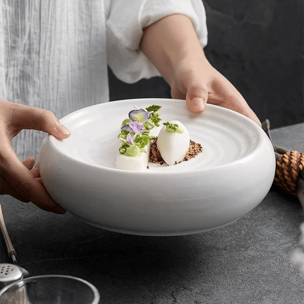 Assiette Céramique Ronde Sleek Maison Deleurde avec dressage gastronomique