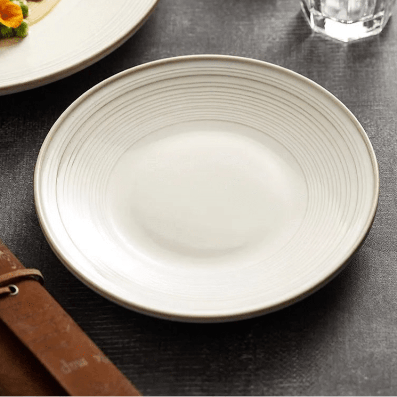 Assiette Céramique Design Spiral Maison Deleurde, vue rapprochée de la forme et de la finition