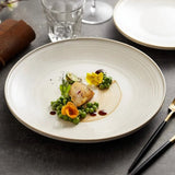 Assiette Céramique Design Spiral Maison Deleurde avec dressage gastronomique