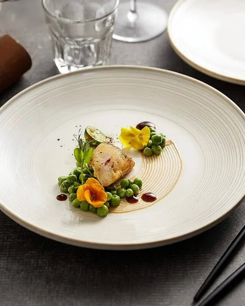 Assiette Céramique Design Spiral Maison Deleurde avec dressage gastronomique