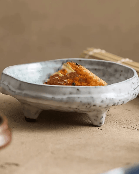 Assiette Céramique Sur Pied Stone Maison Deleurde avec dressage gastronomique