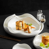Assiette Céramique Moderne Waves Maison Deleurde avec dressage gastronomique