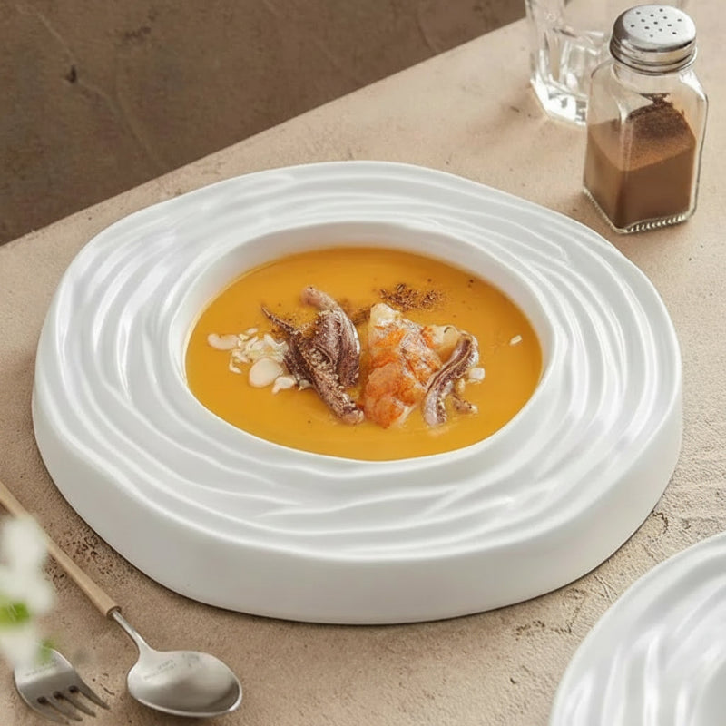Assiette creuse en céramique blanche Onde Maison Deleurde, relief concentrique