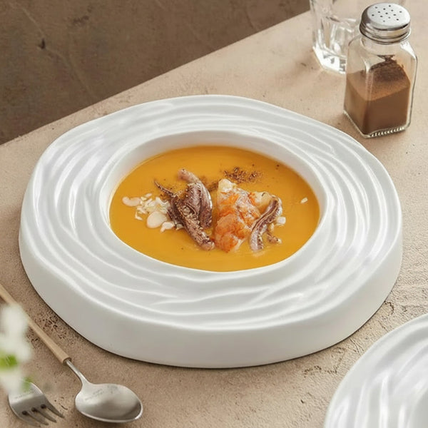 Assiette creuse en céramique blanche Onde Maison Deleurde, relief concentrique