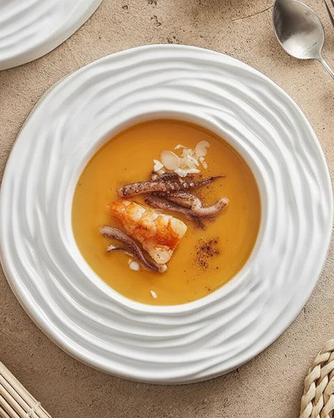 Assiette creuse en céramique Onde Maison Deleurde, vue détaillée du relief en vagues