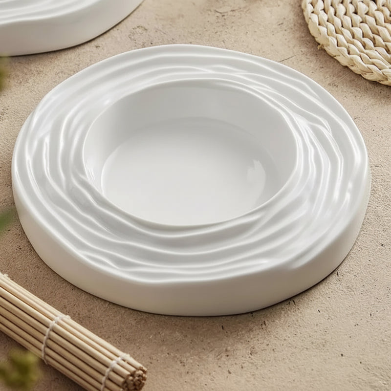 Assiette creuse en céramique Onde Maison Deleurde, vue détaillée du bassin central