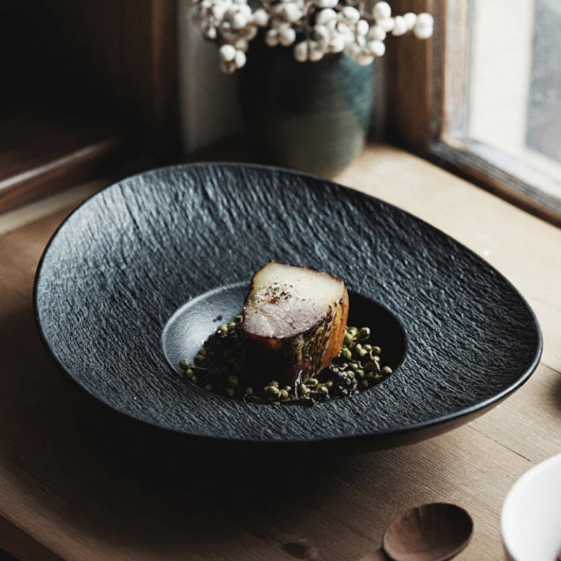 Assiette creuse en céramique Halo Maison Deleurde, forme ovale avec aile texturée
