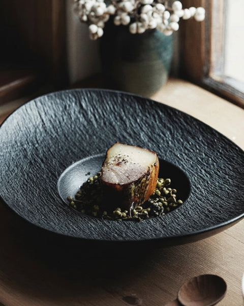 Assiette creuse en céramique Halo Maison Deleurde, forme ovale avec aile texturée