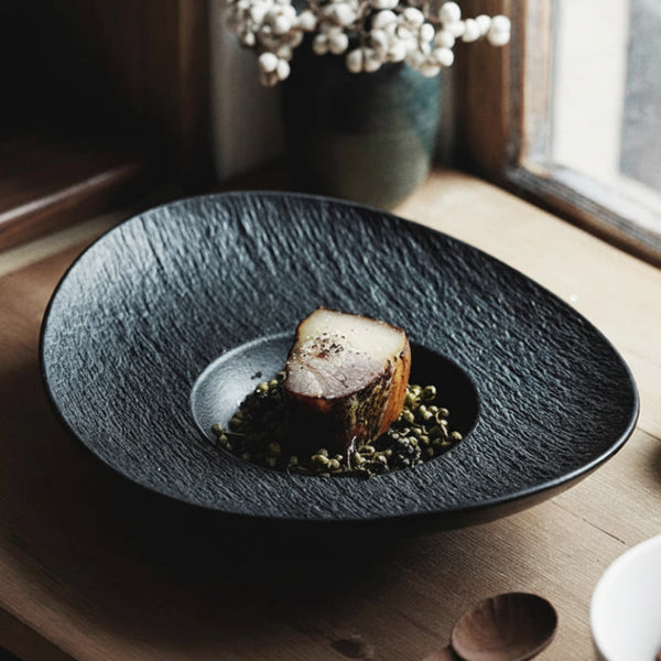 Assiette creuse en céramique Halo Maison Deleurde, forme ovale avec aile texturée