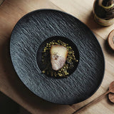 Assiette creuse en céramique Halo Maison Deleurde, vue détaillée de la forme et de la finition