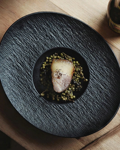 Assiette creuse en céramique Halo Maison Deleurde, vue détaillée de la forme et de la finition