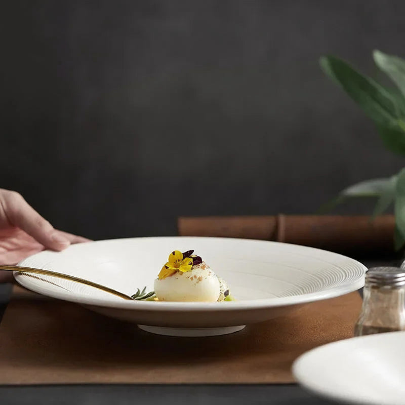 Bol en céramique blanche Nami Maison Deleurde, vue détaillée de la forme et du pied