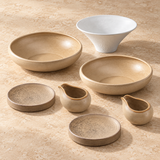 Coffret Table Ambre : deux assiettes creuses beiges, deux petites assiettes mouchetées, deux saucières et une coupe blanche.