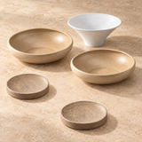 Coffret Table Ambre sans saucière : deux assiettes creuses beiges, deux petites assiettes mouchetées et une coupe blanche.