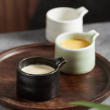 Mini saucière en céramique Goutte Maison Deleurde, vue détaillée du bec verseur et de la finition