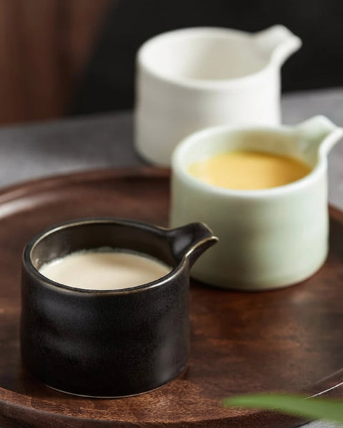 Mini saucière en céramique Goutte Maison Deleurde, vue détaillée du bec verseur et de la finition