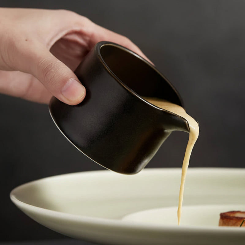 Mini saucière en céramique Goutte Maison Deleurde, vue détaillée du bec verseur