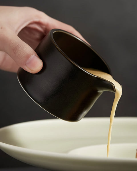 Mini saucière en céramique Goutte Maison Deleurde, vue détaillée du bec verseur