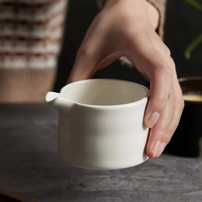 Mini saucière en céramique Goutte Maison Deleurde, vue détaillée de la forme et de la finition