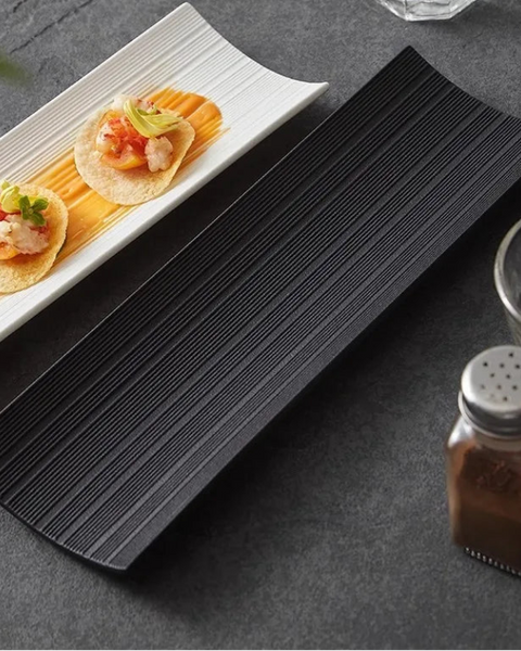 Plat rectangulaire en céramique Ligne Maison Deleurde, vue détaillée de la forme et des bords relevés