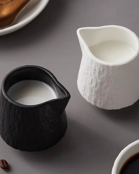 Saucière Céramique Avec Bec Tassia Maison Deleurde, vue rapprochée de la forme et de la finition