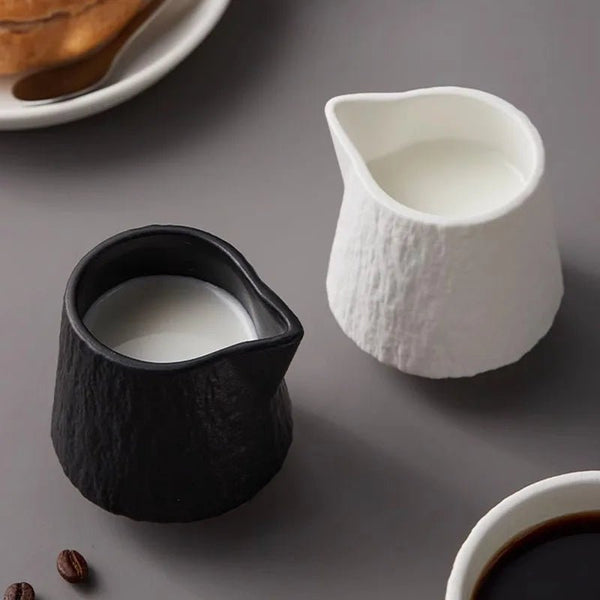 Saucière Céramique Avec Bec Tassia Maison Deleurde, vue rapprochée de la forme et de la finition