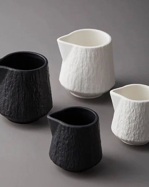 Saucière Céramique Avec Bec Tassia Maison Deleurde, vue rapprochée de la forme et de la finition