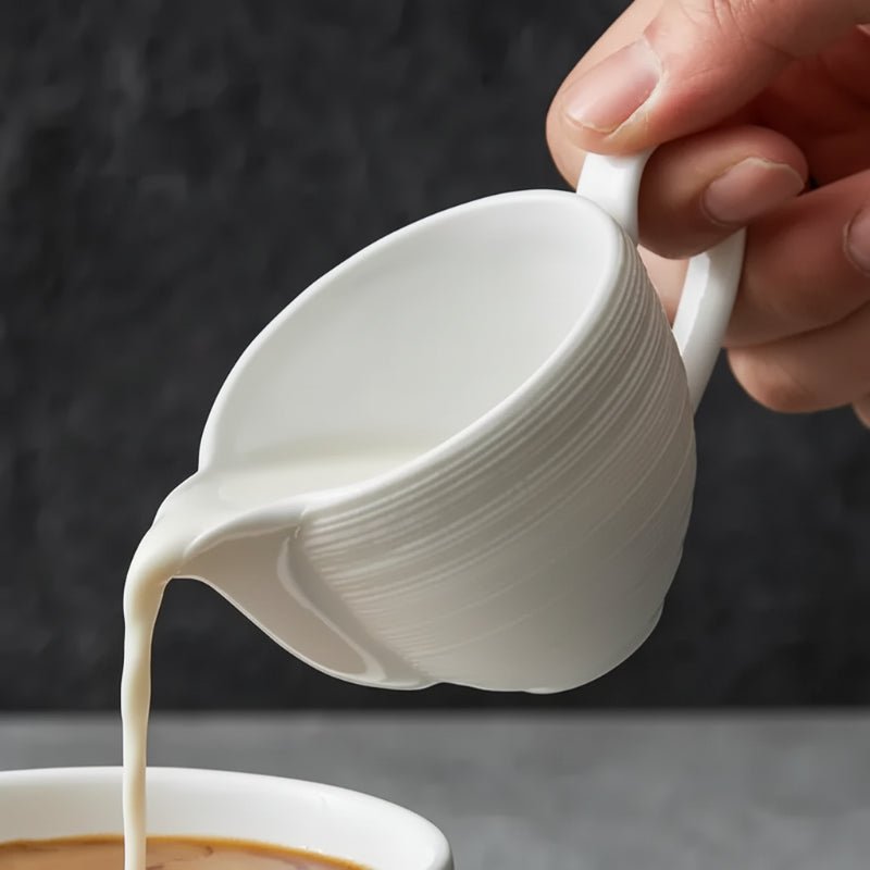 Saucière Céramique Blanche Trophy Maison Deleurde, vue rapprochée de la forme et de la finition
