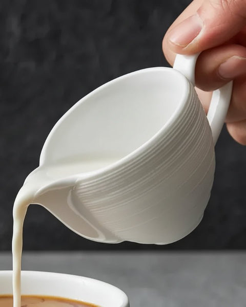 Saucière Céramique Blanche Trophy Maison Deleurde, vue rapprochée de la forme et de la finition